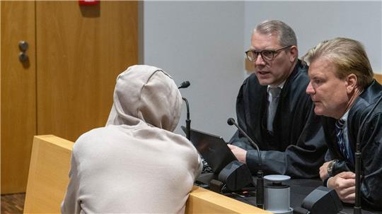 Wegen eines Mordes an einer Mutter mit drei Kindern ist ein 30 Jahre alter Mann, hier mit seinen beiden Verteidigern, zu einer lebenslangen Gefängnisstrafe verurteilt worden. 