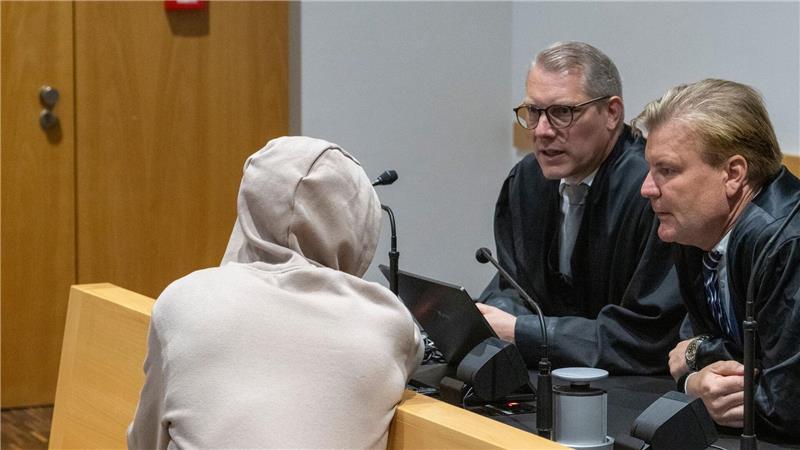 Wegen eines Mordes an einer Mutter mit drei Kindern ist ein 30 Jahre alter Mann, hier mit seinen beiden Verteidigern, zu einer lebenslangen Gefängnisstrafe verurteilt worden. 