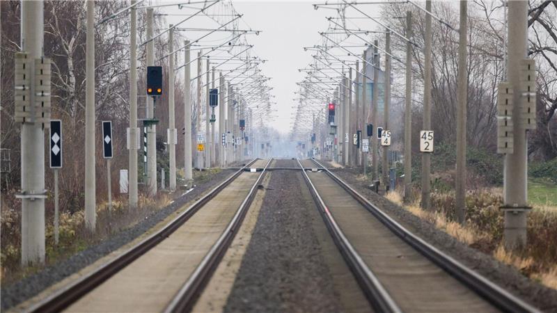 Bahnverkehr zwischen Hamburg und Hannover läuft wieder Wegen eines Oberleitungsschadens wurden Fernzüge zwischen Hamburg und Hannover umgeleitet. (Symbolbild)