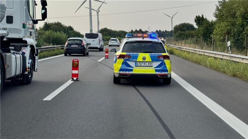 Wieder Unfall auf A26: Motorradfahrer stürzt nach technischem Defekt Wegen eines Unfalls eines Motorradfahrers ist auf der A26 zurzeit nur ein Fahrstreifen befahrbar.
