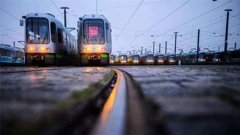 Wegen eines Warnstreiks bleiben die Straßenbahnen der Üstra im Depot. 