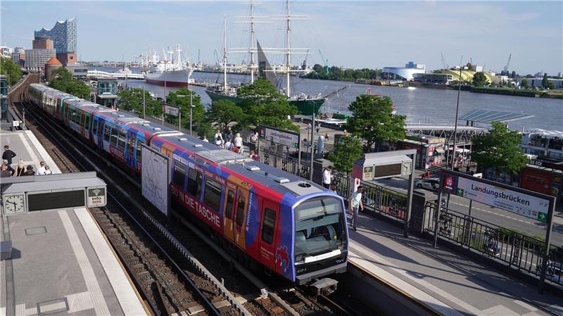 Wegen eines Warnstreiks fahren am Montag voraussichtlich keine U-Bahnen. Auch der Busverkehr ist dann erheblich eingeschränkt. (Archivbild)