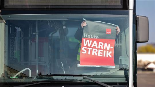 Wegen eines ganztägigen Warnstreiks blieben viele Busse in den Depots. (Symbolbild)