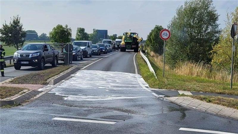 Motorradfahrer stürzen wegen Ölspur auf B 73 in Otterndorf Wegen eines geplatzten Hydraulikschlauches entstand eine dicke, rutschige Ölspur. Foto: Feuerwehr