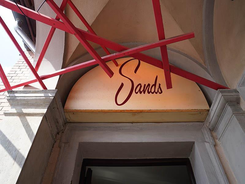 Wegen eines möglichen Corona-Ausbruchs in der Cocktailbar sind bis zu 500 Personen aufgerufen, sich einem Reihentest zu unterziehen. Foto: Marcus Brandt/dpa