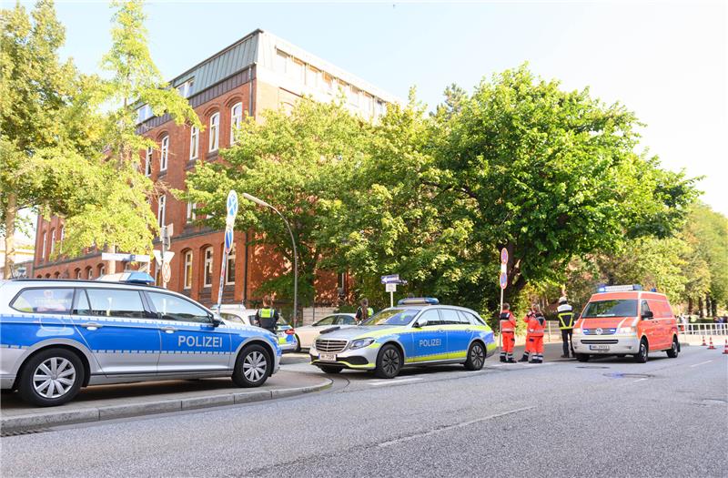 Wegen eines möglicherweise bewaffneten Mannes ist die Hamburger Polizei am Montag zu einer Schule im Stadtteil Harburg gerufen worden. Wenig später wurde der Verdächtige zu Hause angetroffen, teilte die Polizei mit. Foto: Jonas Walzberg/dpa