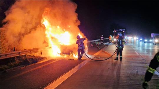 Wegen eines technischen Defekts fing ein BMW X5 auf der A7 in Richtung Hamburg Feuer.