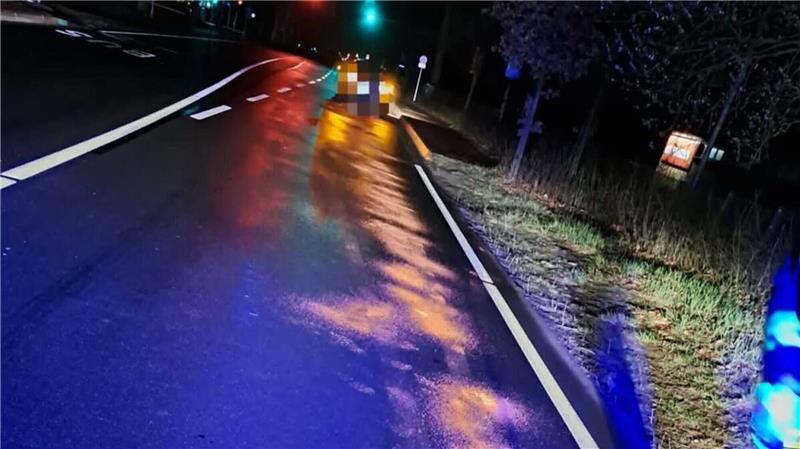 Wegen eines technischen Defekts hinterließ ein Begleitfahrzeug eines Schwertransports eine 500 Meter lange Ölspur auf der B495 in Hemmoor.