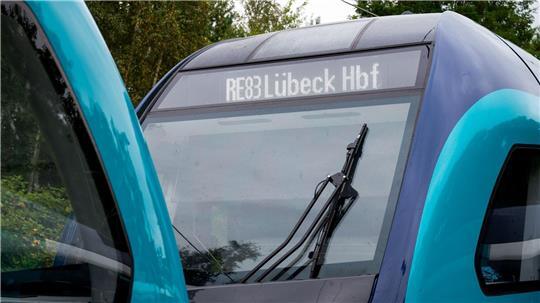 Wegen eines umgestürzten Baumes fallen vorerst die Regionalzüge zwischen Lübeck und Eutin des Unternehmens Erixx aus. (Symbolbild)