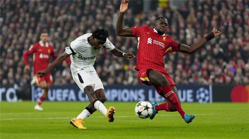 Bayer beeindruckt von Anfield-Stimmung: Pleite in Liverpool Wegen eines vorherigen Handspiels zählte das Tor von Jeremie Frimpong (links) nicht
