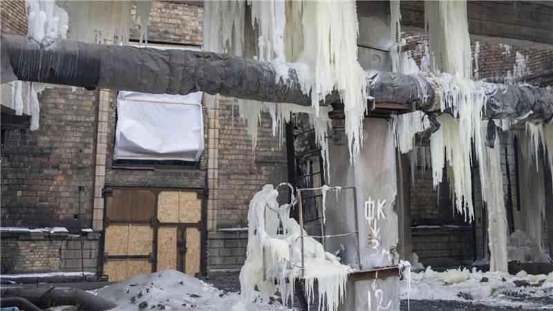 Wegen eines zerstörten Heizkraftwerks können mehr als 1.100 Wohnblocks in Kiew nicht geheizt werden.