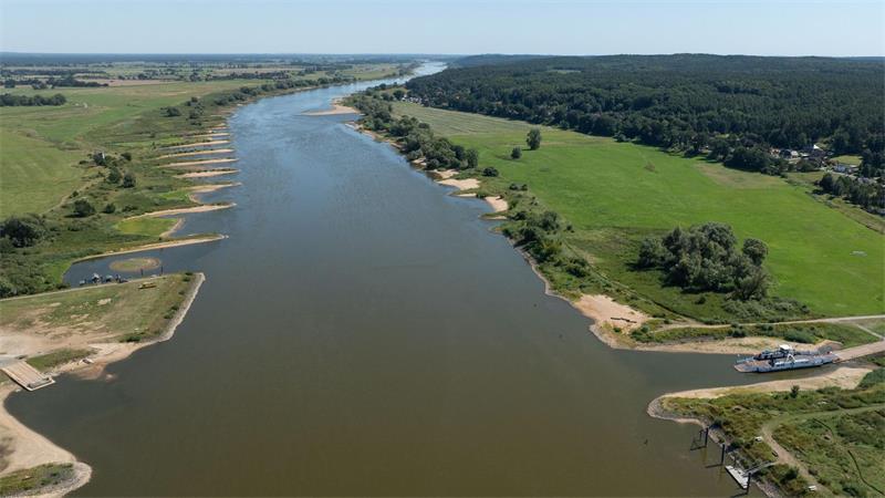 Goldschmidt gegen verbilligten Diesel und tiefere Fahrrinnen Wegen fehlender Niederschläge führt die Elbe Niedrigwasser. (Archivbild)