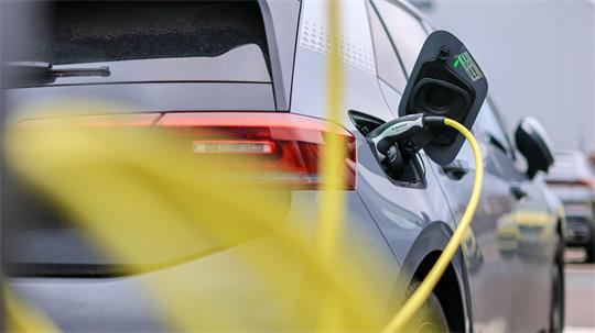 Wegen fehlerhafter Batteriezellen bereitet VW einen Rückruf von E-Autos vor. (Symbolbild)