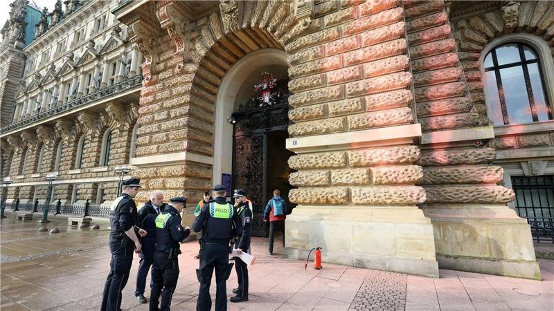Wegen gemeinschaftlicher Sachbeschädigung am Hamburger Rathaus muss ein 26 Jahre alter Aktivist der Letzten Generation eine Geldstrafe in Höhe von 2.100 Euro bezahlen. (Archivbild)