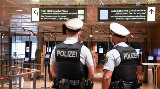 Wegen hohen Schulden an den Staat konnte ein Mann nicht nach Istanbul fliegen. (Symbolbild)