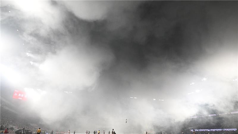 Wegen massiver Rauchentwicklung durch Pyrotechnik musste das Spiel knapp zehn Minuten unterbrochen werden. 