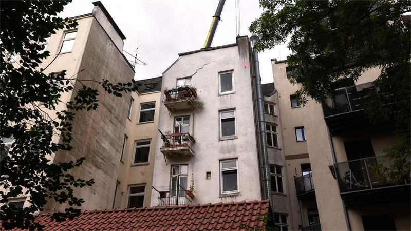 Wegen massiver Risse musste das Gebäude umgehend geräumt werden.