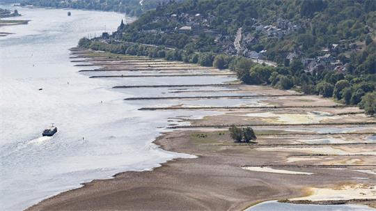 Wegen niedriger Pegelstände ist die Binnenschifffahrt in vielen Flüssen wie hier im Rhein derzeit massiv eingeschränkt.
