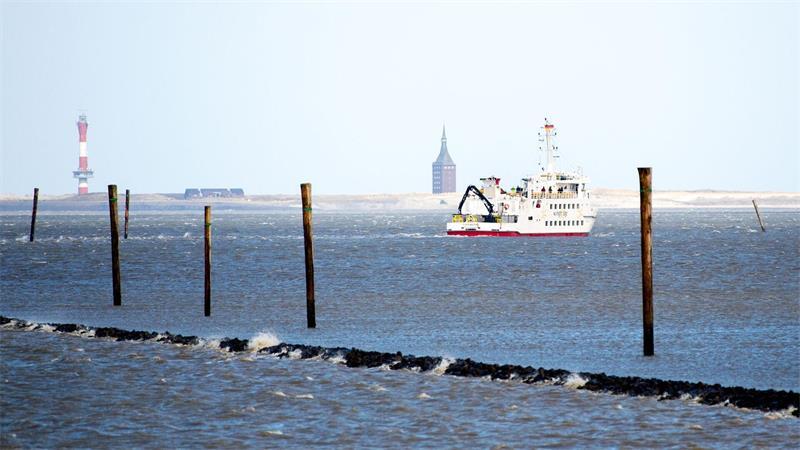 Wegen niedriger Wasserstände fahren Fähren von und zur Insel Wangerooge teils zu anderen Zeiten. (Archivbild)
