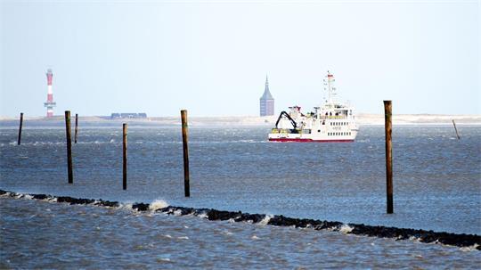 Wegen niedriger Wasserstände fahren Fähren von und zur Insel Wangerooge teils zu anderen Zeiten. (Archivbild)