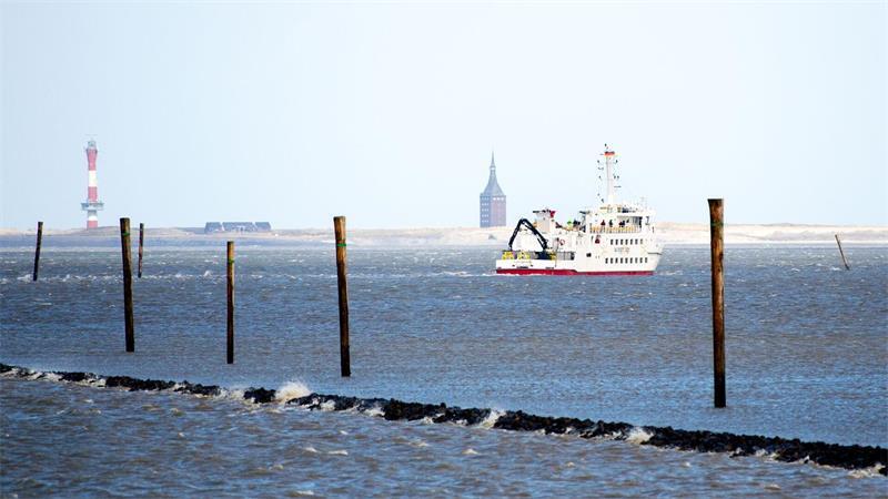 Wegen niedriger Wasserstände fahren Fähren von und zur Insel Wangerooge teils zu anderen Zeiten. (Archivbild)