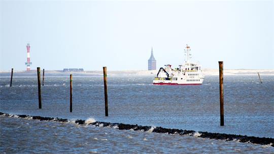 Wegen niedriger Wasserstände fahren Fähren von und zur Insel Wangerooge teils zu anderen Zeiten. (Archivbild)