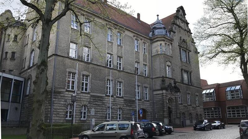 „Hat mir gedroht, mich umzubringen“: 35-Jähriger steht vor Stader Gericht Wegen räuberischer Erpressung und Körperverletzung muss sich ein 35-Jähriger aus Cuxhaven vor dem Landgericht Stade verantworten.