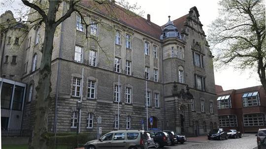 Wegen räuberischer Erpressung und Körperverletzung muss sich ein 35-Jähriger aus Cuxhaven vor dem Landgericht Stade verantworten.