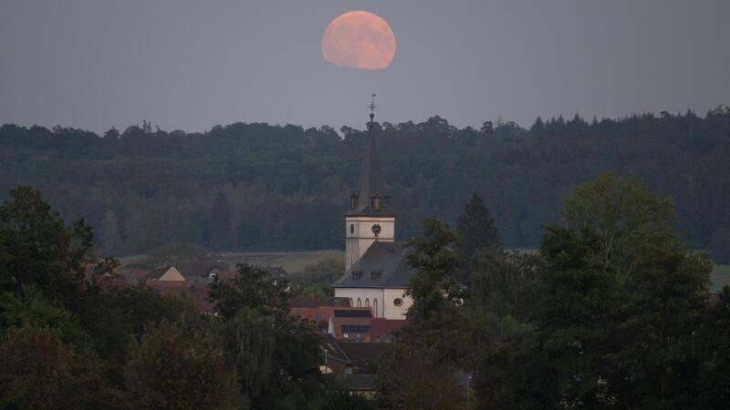 Mond bot doppeltes Schauspiel Wegen seiner nicht kreisrunden Umlaufbahn gab es einen Vollmond besonders nah an unserem Heimatplaneten - entsprechend wirkte er ungewöhnlich groß, wie am Abend hier im Taunus.