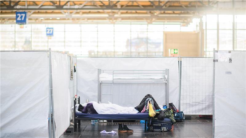 Wegen sinkender Flüchtlingszahlen soll die Messehalle bei Hannover bald nicht mehr als Unterkunft dienen. (Archivbild)
