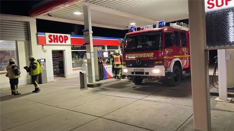 Wegen starker Rauchentwicklung in einer Tankstelle mussten die Einsatzkräfte in der Nacht ein zweites Mal ausrücken.