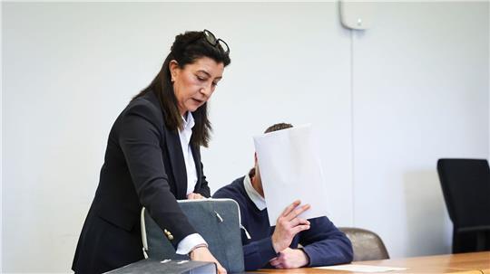 Wegen tödlicher Messerstiche steht ein Mann aus Neumünster in Kiel vor Gericht.