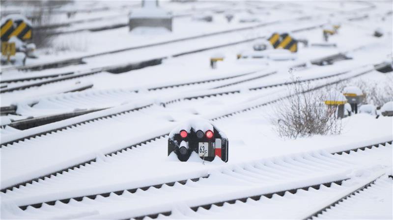 Wegen verschneiter Gleise kommt es zu Verspätungen und Ausfällen im Nahverkehr. (Archivbild)