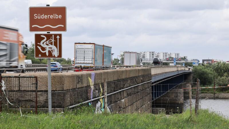 Wegen vorbereitender Arbeiten für den Neubau der Süderelbbrücke wird die A1 in Richtung Lübeck am Wochenende gesperrt. (Archivbild)