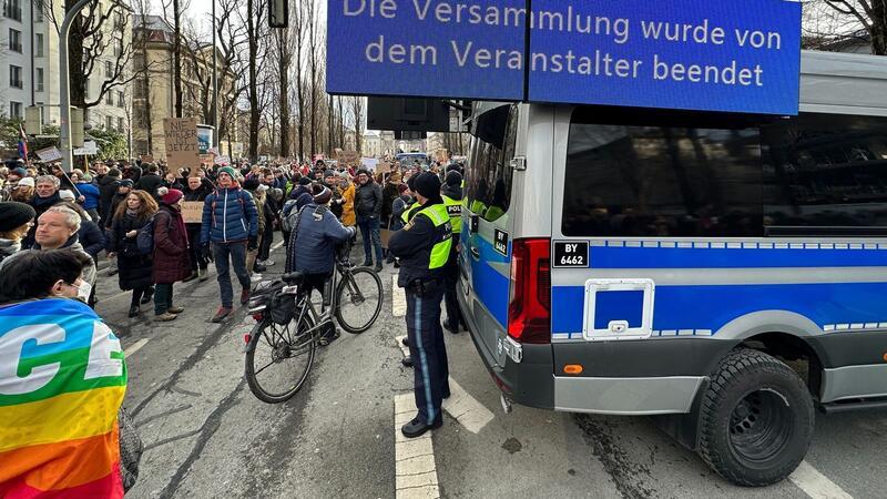 Zu großer Andrang: Münchner Demo gegen rechts abgebrochen Wegen zu großen Andrangs wurde die Demonstration gegen rechts in München abgebrochen.