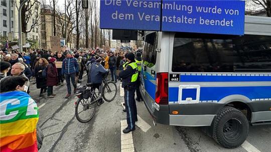 Wegen zu großen Andrangs wurde die Demonstration gegen rechts in München abgebrochen.