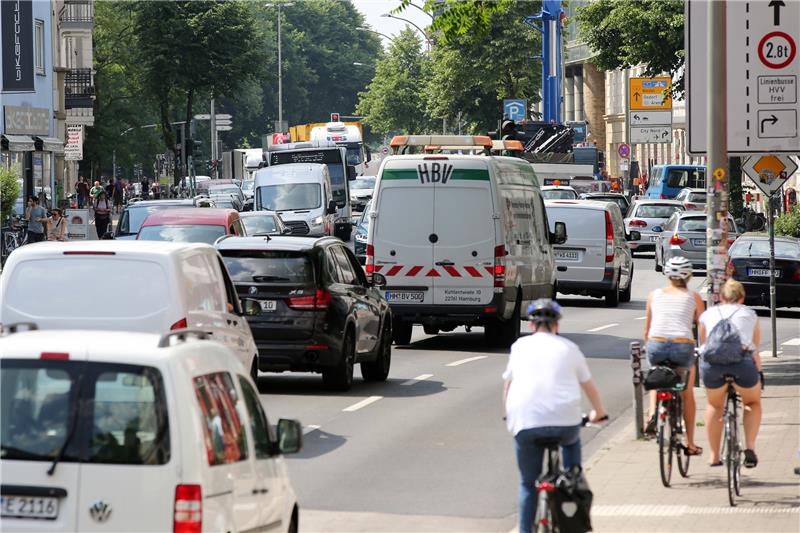 Wegen zu schmutziger Luft gilt seit 31.05.2018 in Hamburg auf einigen Straßen ein umstrittenes Fahrverbot für Fahrzeuge mit Diesel-Motoren bis Euro5. Foto: Bodo Marks/dpa (Archiv)