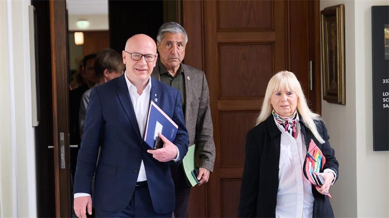 Wegner (l), Niroomand (M) und Spranger hatten die Bewerbung vorangetrieben. (Archivbild)