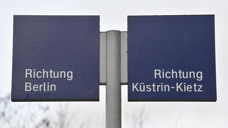 Wegweiser am Bahnhof in Trebnitz im LandkreisMärkisch-Oderland.