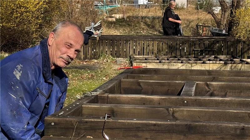 Traurig und verärgert: Dauercamper räumen ihre Stellplätze auf Lühesand Wehmütig: Dauercamper Klaus Beecken (links) und Martin Rathjens bauen ab und räumen ihre Stellplätze.