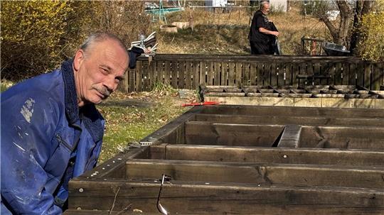 Wehmütig: Dauercamper Klaus Beecken (links) und Martin Rathjens bauen ab und räumen ihre Stellplätze.