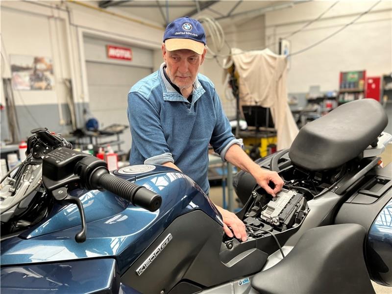 Wehmütig: Reimer Söhl schließt seine Motorrad-Werkstatt in Osterjork, sein Nachfolger sprang ab. Foto: Vasel
