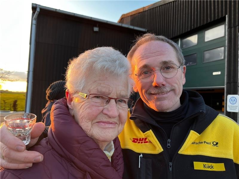 Nachbarn feiern Moor-Postboten entlang seiner Stader Stamm-Strecke Wehmütiger Abschied mit 30 Nachbarn in Bützflethermoor: Uwe Kück hat Wilma Brückmann die Post 32 Jahre lang gebracht. Foto: Richter