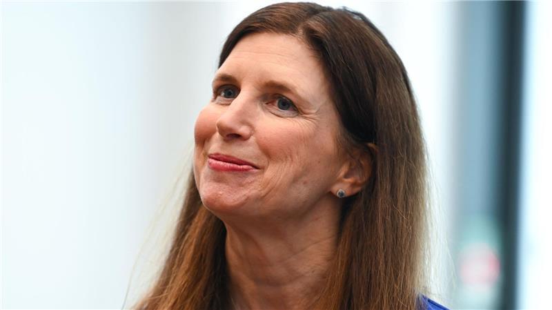 Commerzbank hält trotz Gewinnrückgang an Jahresziel fest Wehrt sich seit Monaten gegen Begehrlichkeiten der Unicredit: Commerzbank-Chefin Bettina Orlopp. (Archivbild)