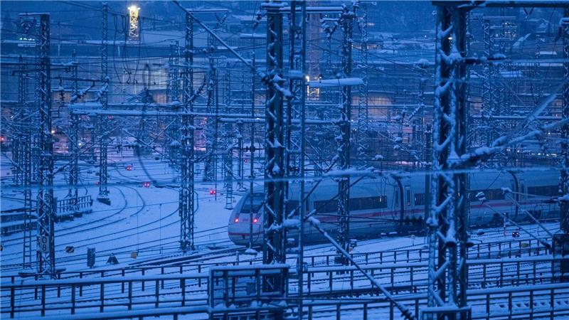 Weichen werden von Schnee zugeweht und frieren ein.