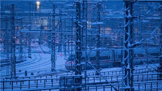 Weichen werden von Schnee zugeweht und frieren ein.