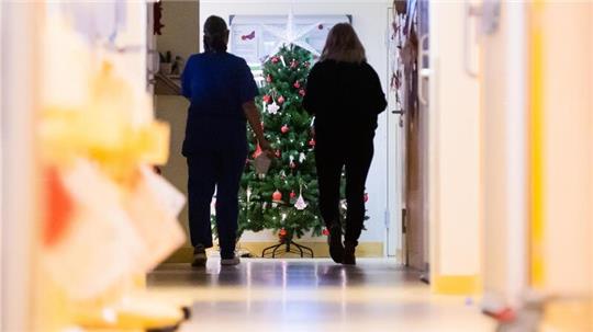 Weihnachten als Patient in einem Krankenhaus zu verbringen, ist für viele Menschen nicht leicht. Aber es gibt durchaus Dinge, mit denen sich der Klinikaufenthalt schöner gestalten lässt.