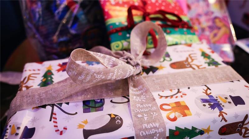 Kuriose Post: Was Zöllner alles in Weihnachtspaketen finden Weihnachten kann schnell teuer werden, wenn Käufer und Käuferinnen sich nicht vorher über mögliche Gebühren und Steuern informieren. (Symbolbild)