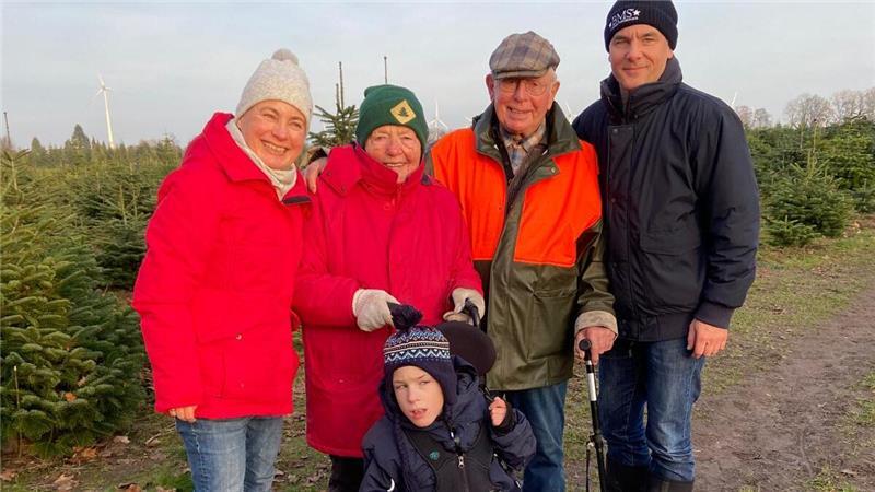 Weihnachtliche Stimmung: Magnus mit seinen Eltern Imke (links) und Mikko Schröder (rechts) und den Unterstützern Margret und Günther Poppe.