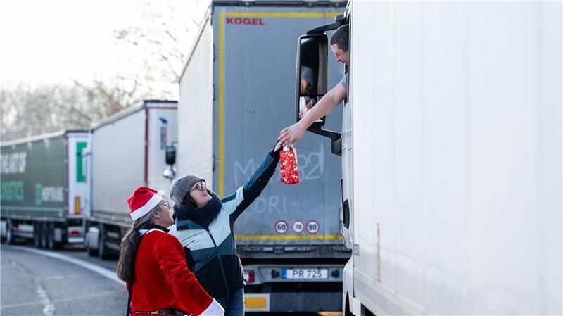 Weihnachtsaktion an der A5: Geschenke für gestrandete Lkw-Fahrer